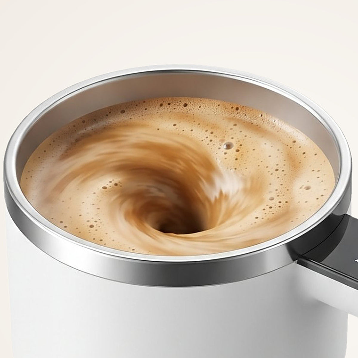 Remolino de café dentro de la taza autoagitadora