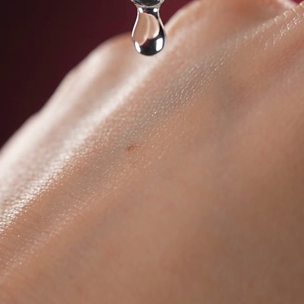 Gota de Peel Shot sobre la mano
